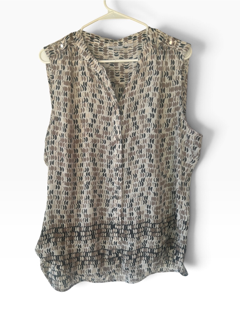 Liz Claiborne Sleeveless Printed V-Neck Blouse in Beige, Black and Brown xl